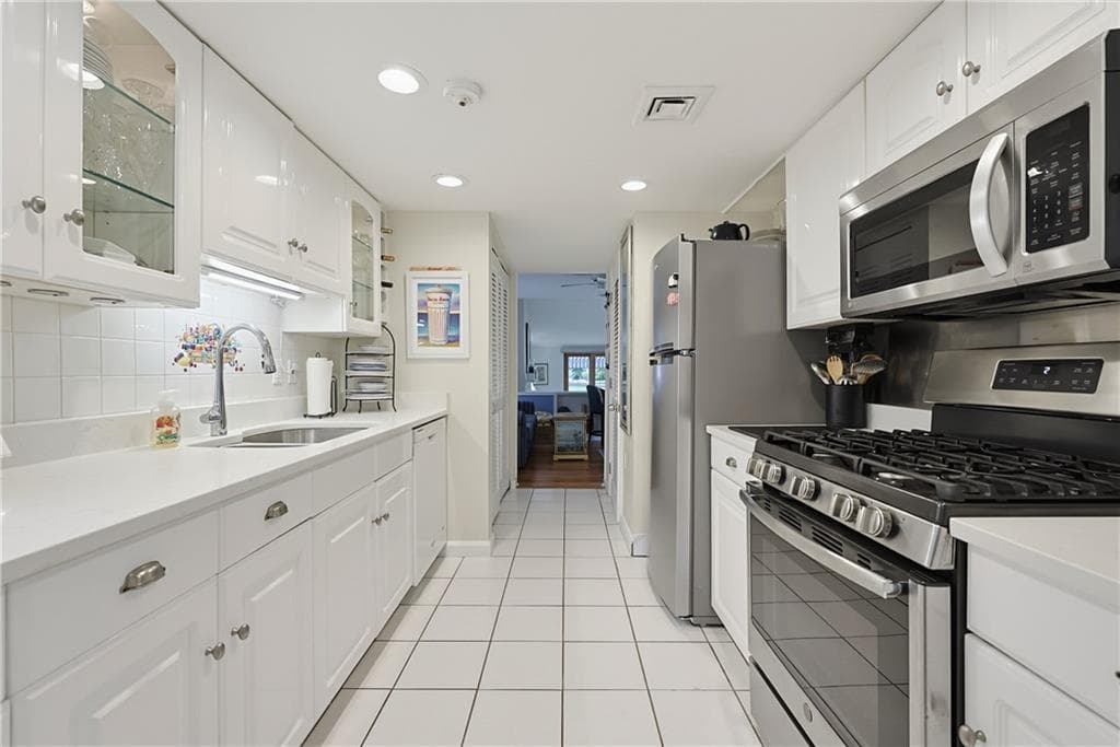 Condominium at 91 Windward Lane, Bristol, photo 10 of 39