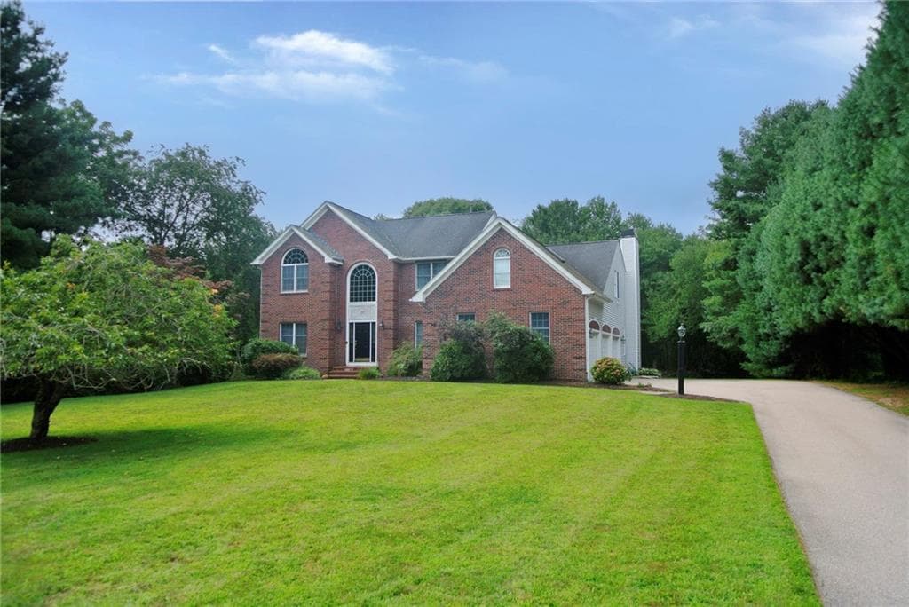Single Family Residence at 31 Rolling Meadow Way, North Kingstown, photo 3 of 10
