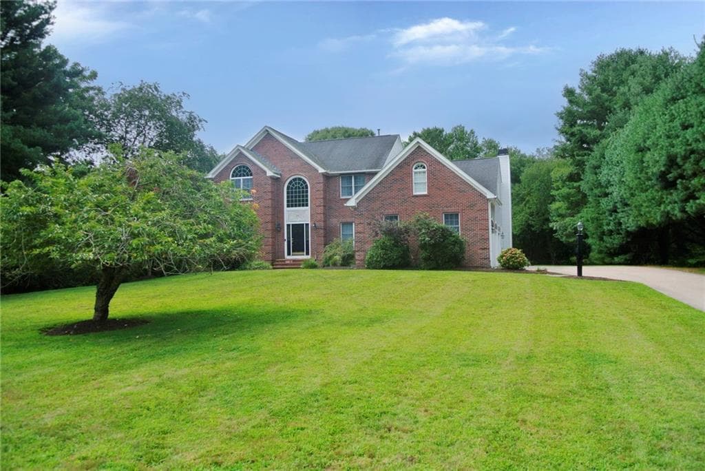 Single Family Residence at 31 Rolling Meadow Way, North Kingstown, photo 4 of 10