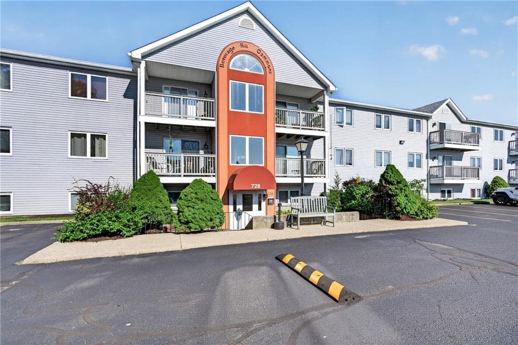 Condominium at 728 Beverage Hill Avenue UNIT 17, Pawtucket, photo 3 of 20