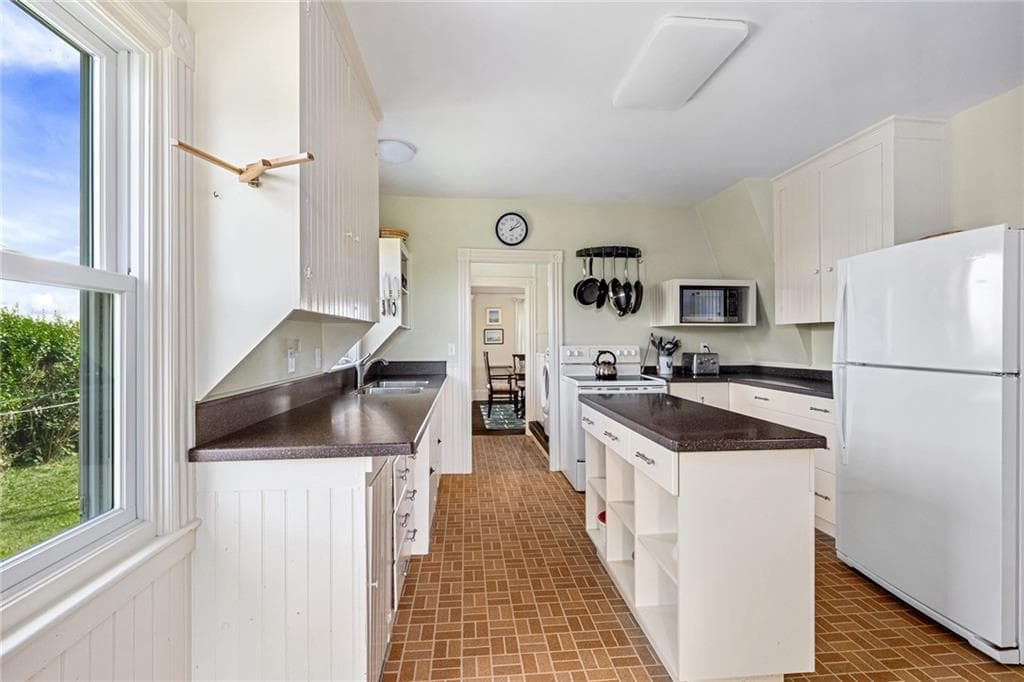Single Family Residence at 5 Kempton Place, Little Compton, photo 19 of 37