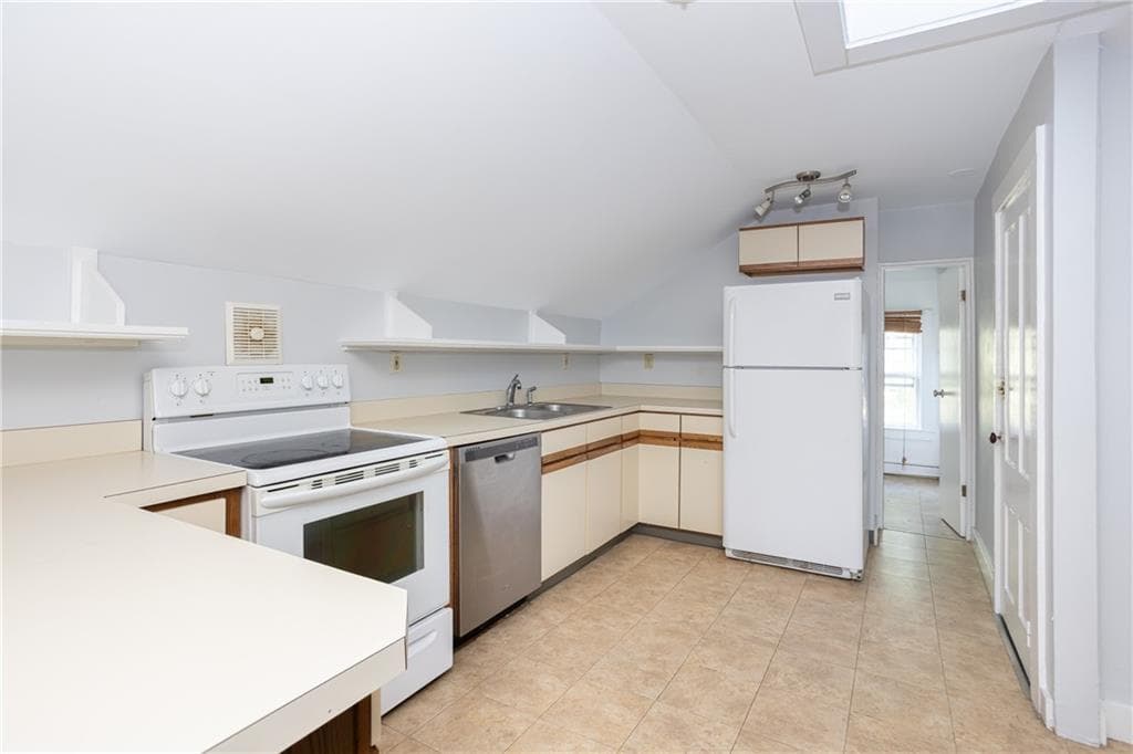 Condominium at 85 Mill Street UNIT 3, Newport, photo 4 of 16
