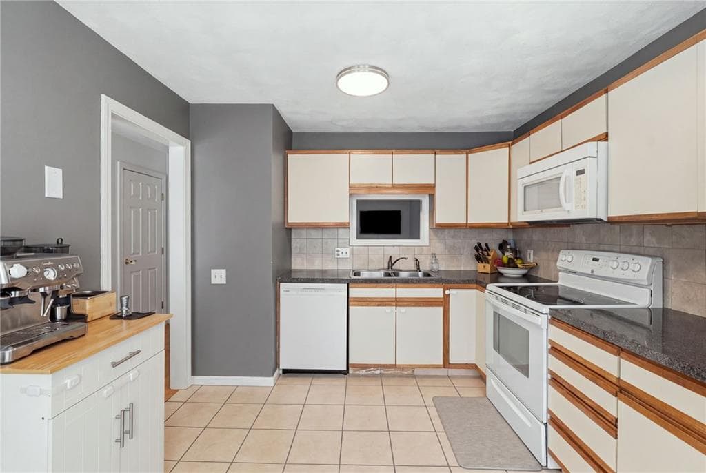 Condominium at 106 Trellis Drive, West Warwick, photo 13 of 30