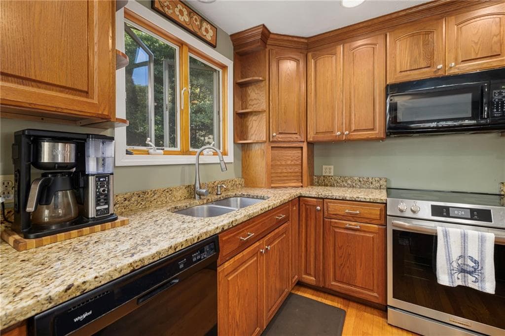 Single Family Residence at 702 Gardner Road, Exeter, photo 13 of 44
