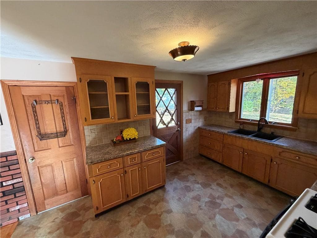 Single Family Residence at 67 Mountaindale Road, Smithfield, photo 8 of 32