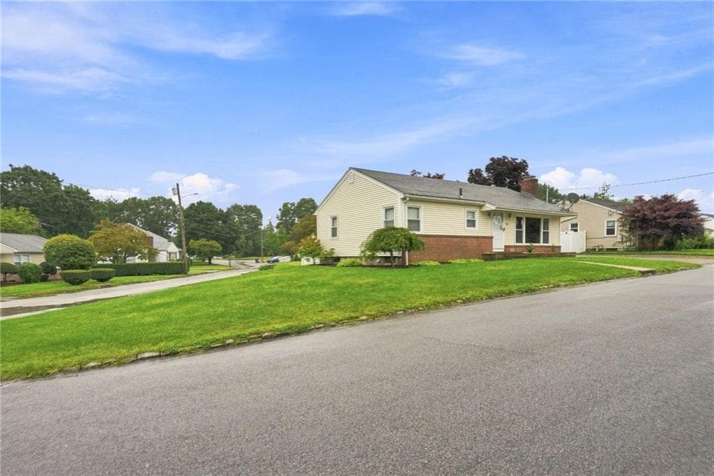 Single Family Residence at 36 Brookfield Drive, Cranston, photo 5 of 50
