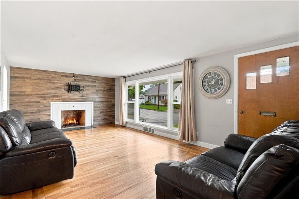 Single Family Residence at 36 Brookfield Drive, Cranston, photo 20 of 50