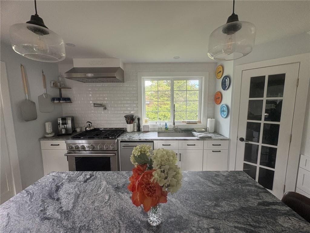 Single Family Residence at 52 Elm Road, South Kingstown, photo 9 of 46