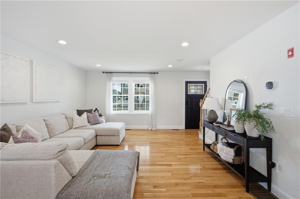 Single Family Residence at 148 Hunts Avenue, Pawtucket, photo 5 of 44