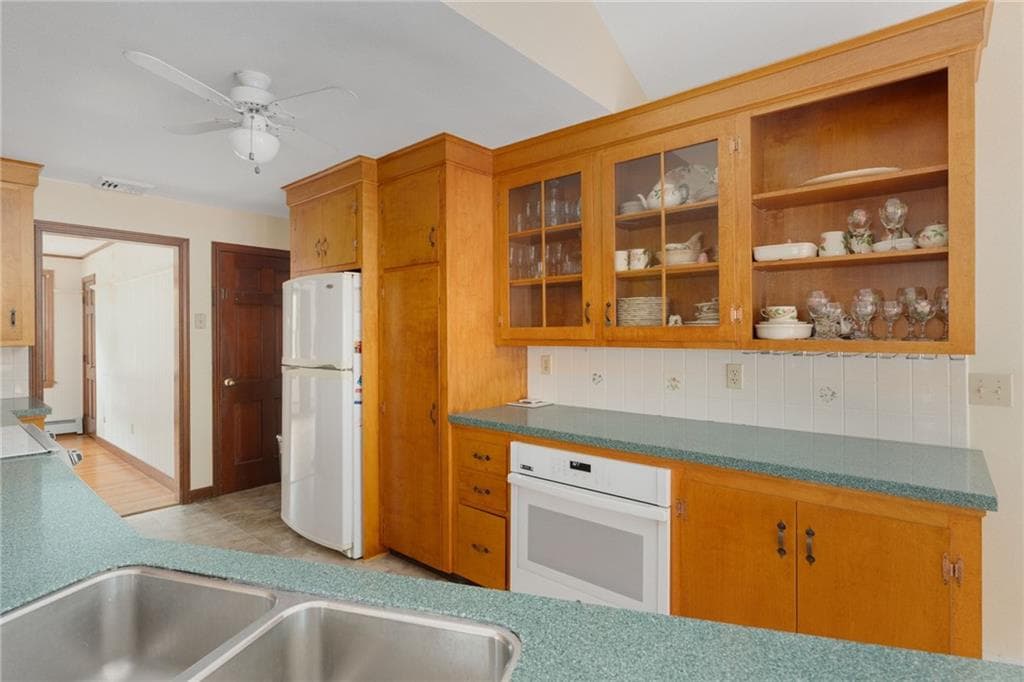 Single Family Residence at 66 Berry Lane, Bristol, photo 9 of 44