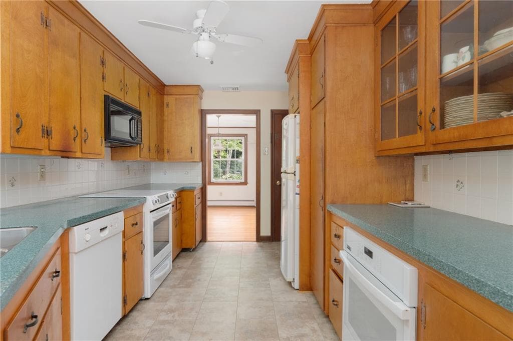 Single Family Residence at 66 Berry Lane, Bristol, photo 11 of 44