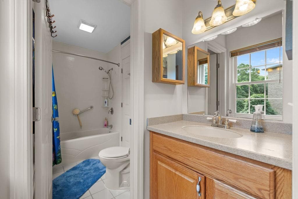 Condominium at 565 Quaker Lane UNIT 48, West Warwick, photo 23 of 34