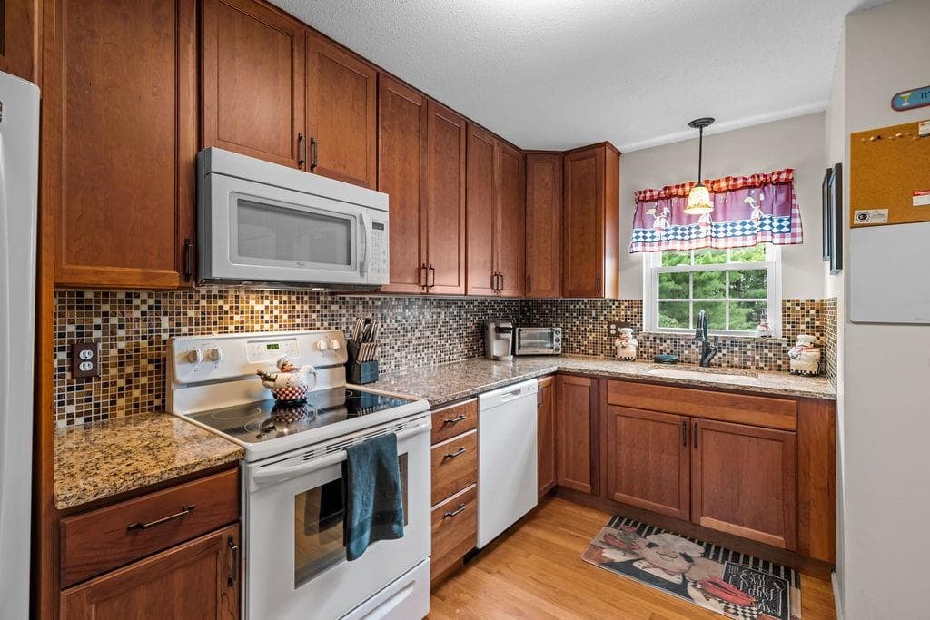 Condominium at 565 Quaker Lane UNIT 48, West Warwick, photo 16 of 34