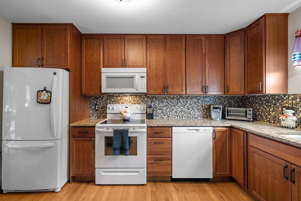 Condominium at 565 Quaker Lane UNIT 48, West Warwick, photo 15 of 34