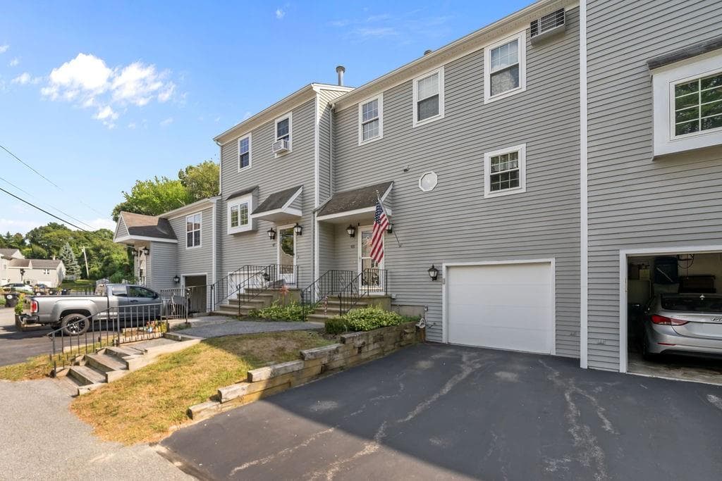 Condominium at 565 Quaker Lane UNIT 48, West Warwick, photo 4 of 34