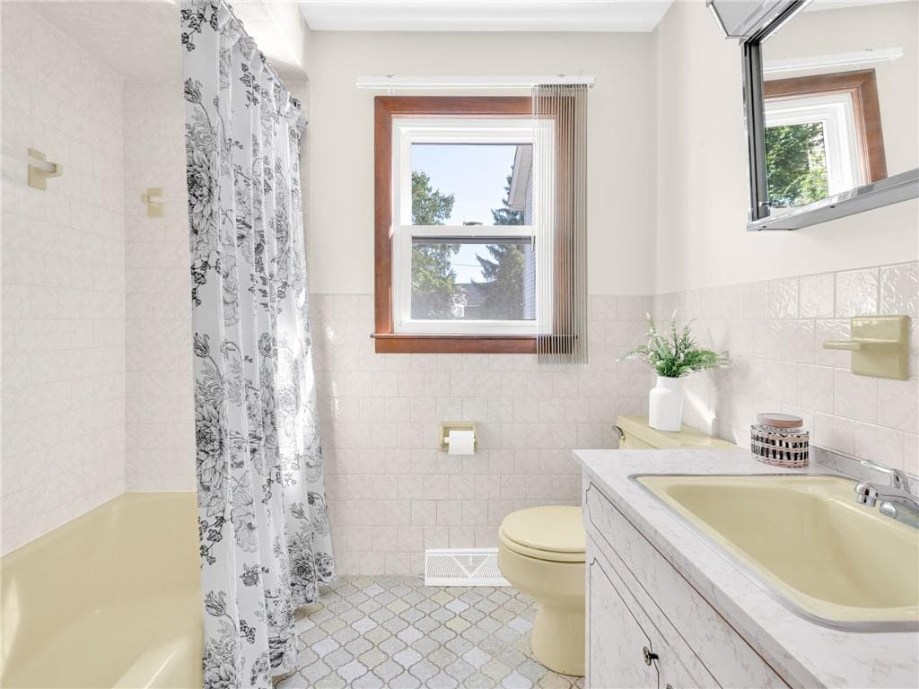 Single Family Residence at 39 Gray Street, Providence, photo 14 of 24