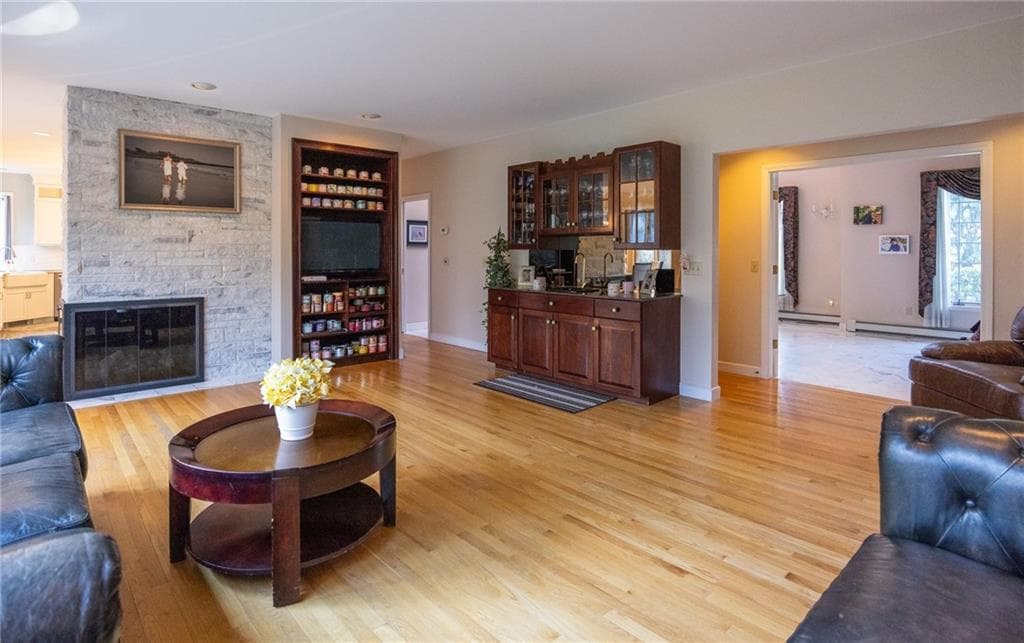 Single Family Residence at 40 Suffolk Way, Lincoln, photo 21 of 49