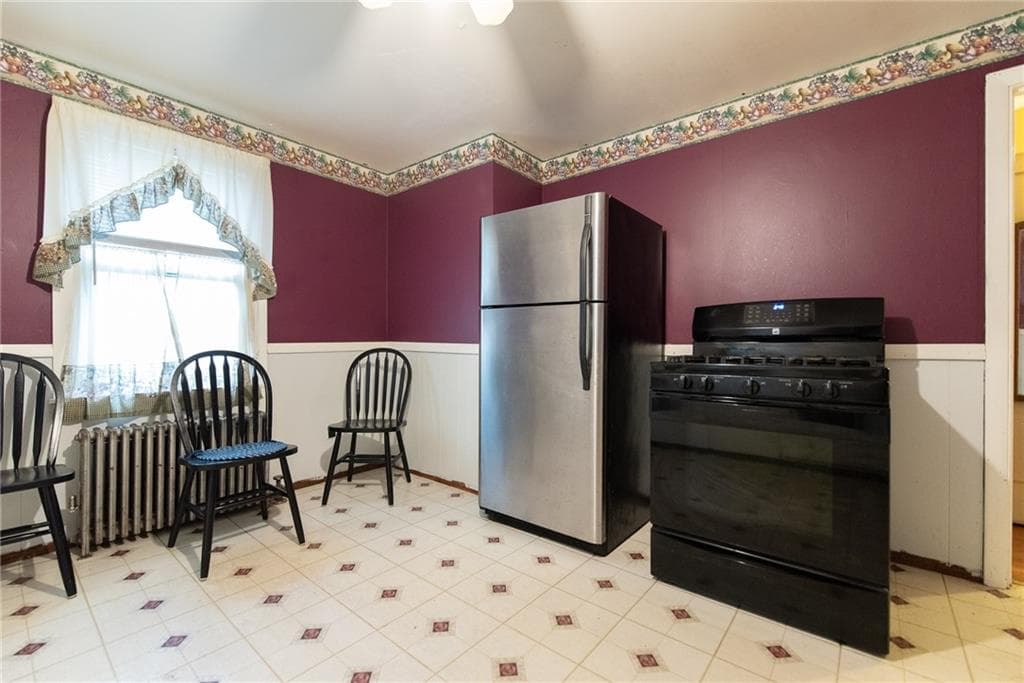 Single Family Residence at 28 Hayward Road, Warwick, photo 7 of 27