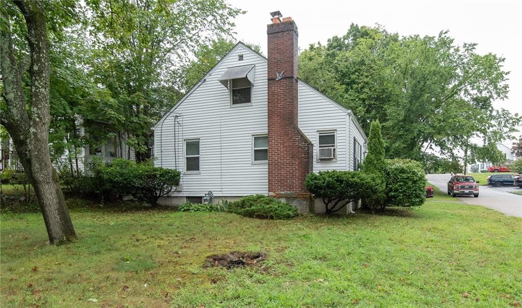 Single Family Residence at 28 Hayward Road, Warwick, photo 4 of 27