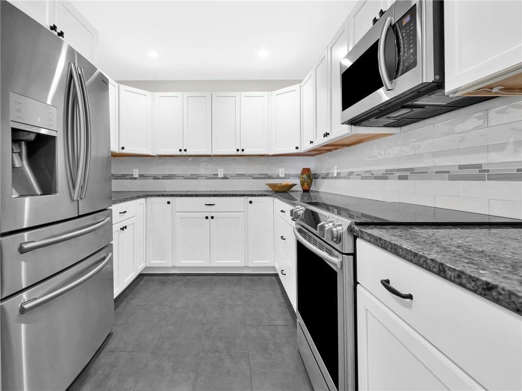 Condominium at 141 Pine Glen Drive, East Greenwich, photo 6 of 32