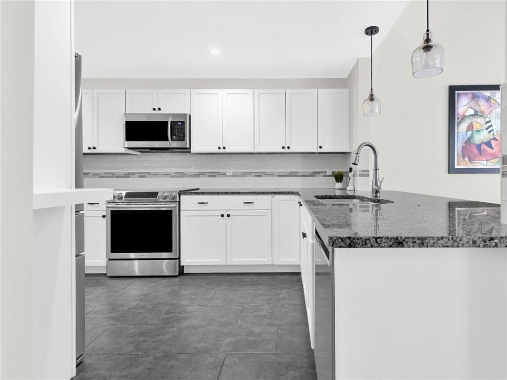 Condominium at 141 Pine Glen Drive, East Greenwich, photo 7 of 32
