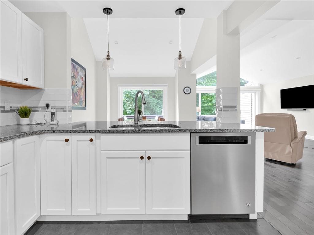 Condominium at 141 Pine Glen Drive, East Greenwich, photo 3 of 32