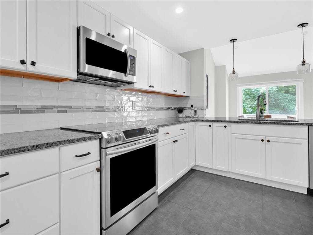 Condominium at 141 Pine Glen Drive, East Greenwich, photo 5 of 32