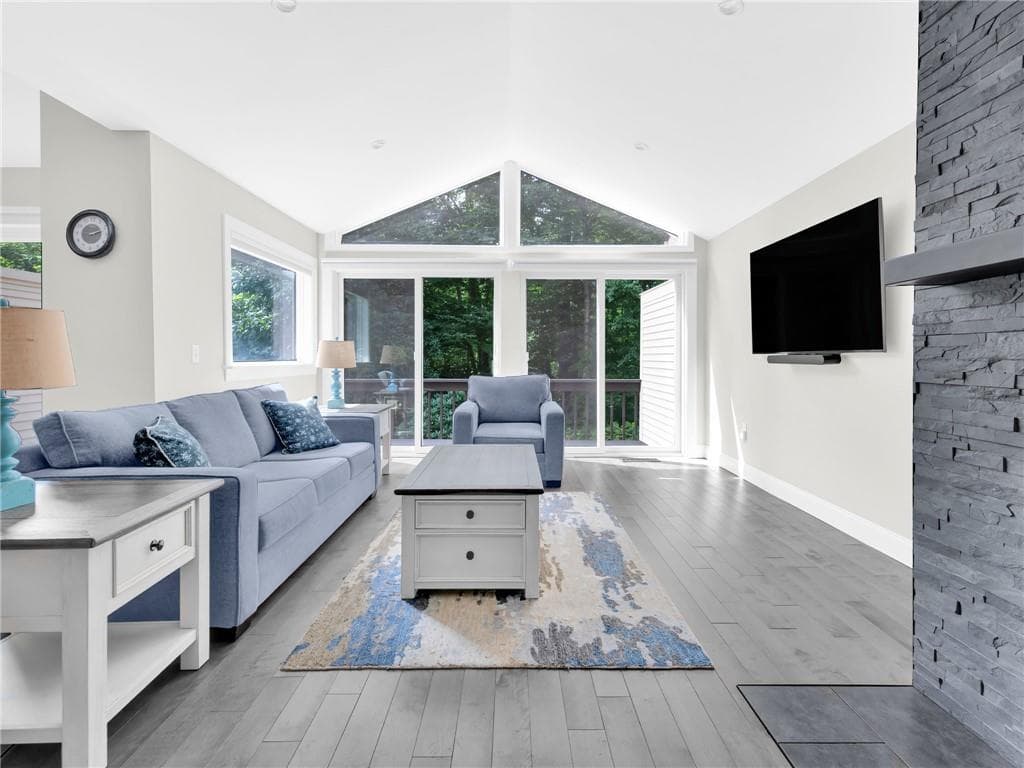 Condominium at 141 Pine Glen Drive, East Greenwich, photo 9 of 32
