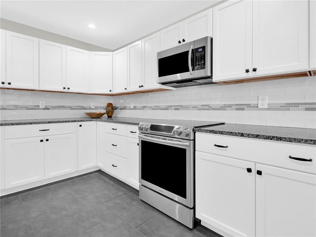 Condominium at 141 Pine Glen Drive, East Greenwich, photo 4 of 32