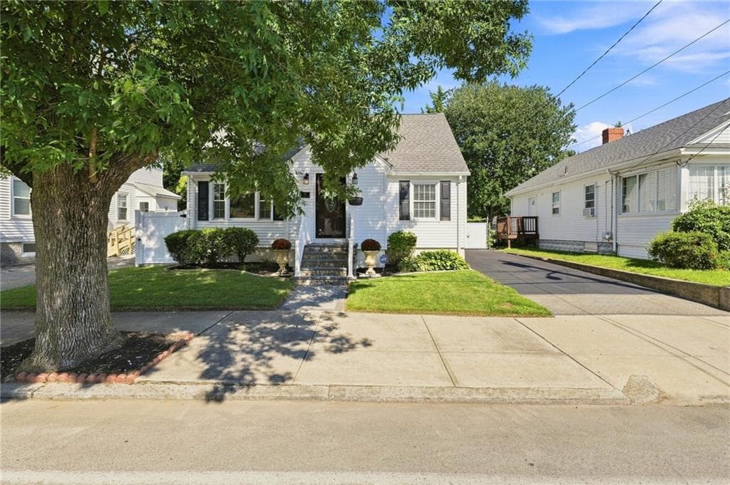 Single Family Residence at 71 Petteys Avenue, Providence, photo 4 of 46