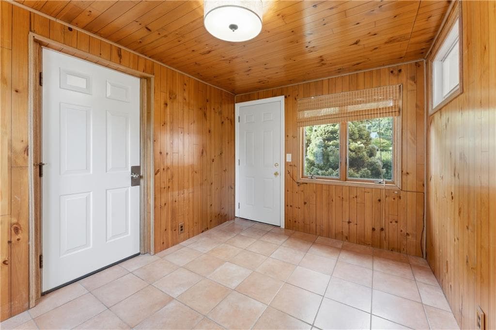 Single Family Residence at 241 Douglas Pike, Smithfield, photo 4 of 43