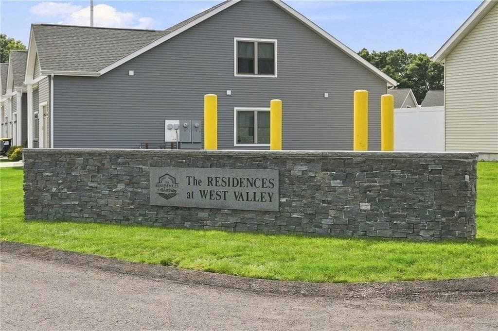 Condominium at 6 West Valley Circle, West Warwick, photo 4 of 45