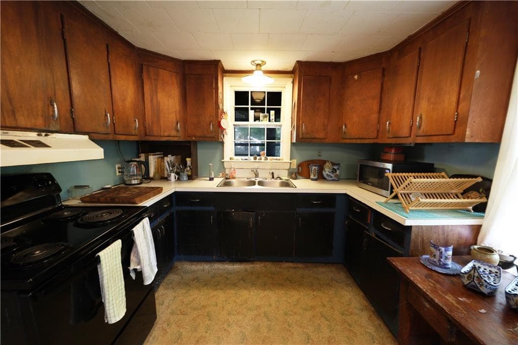 Single Family Residence at 77 Winter Street, South Kingstown, photo 7 of 17