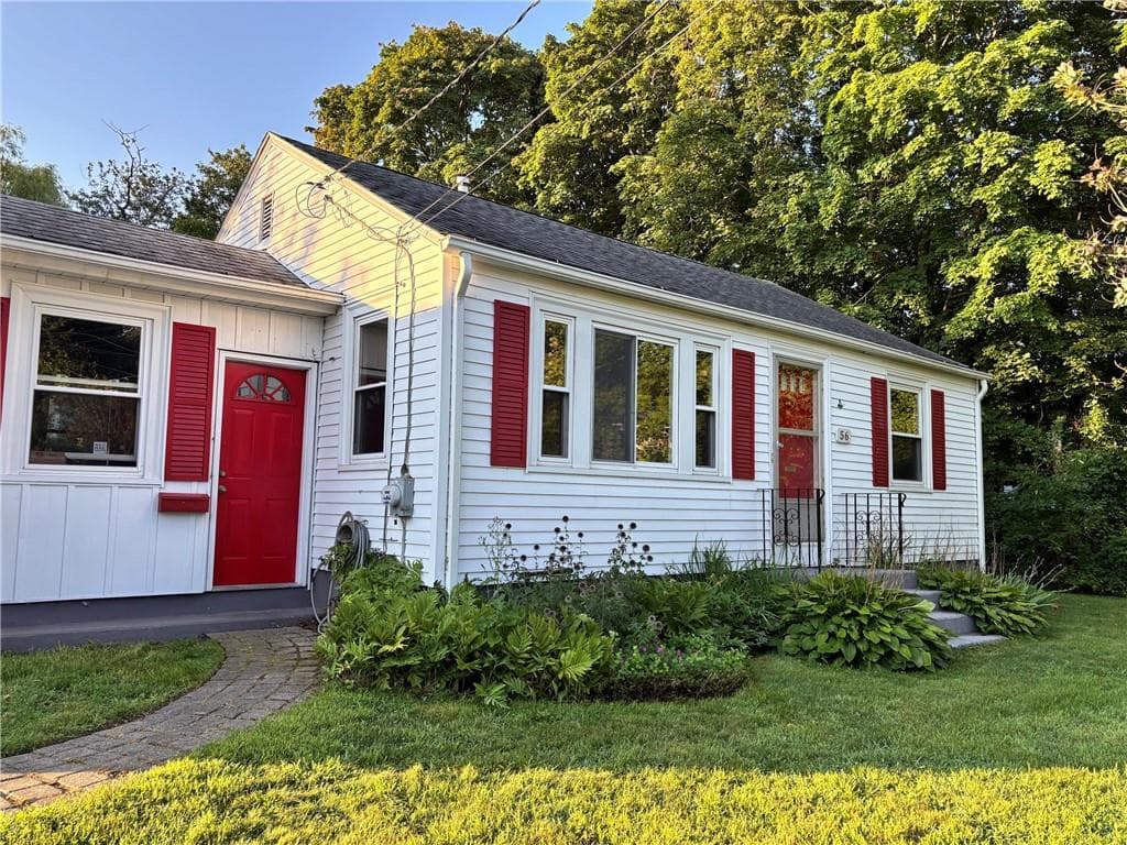 Single Family Residence at 56 Chesterfield Avenue, Warwick, photo 2 of 15
