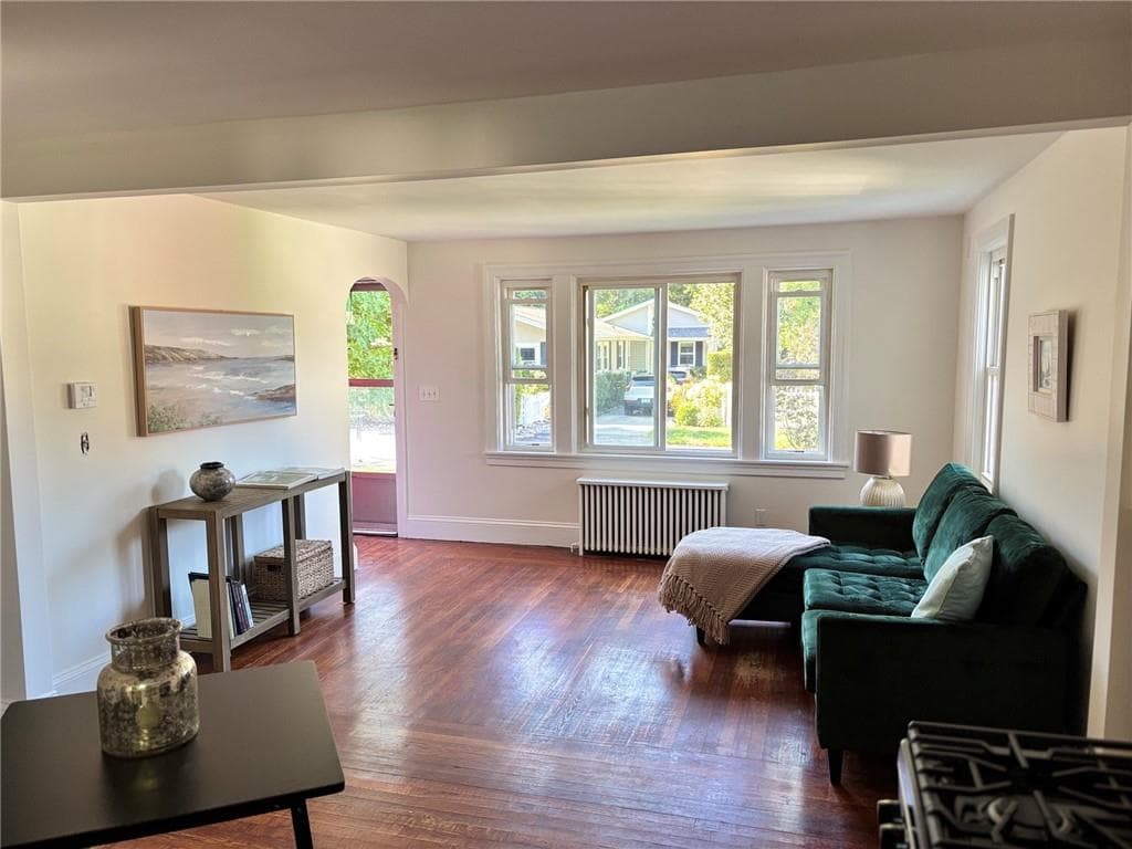 Single Family Residence at 56 Chesterfield Avenue, Warwick, photo 6 of 15