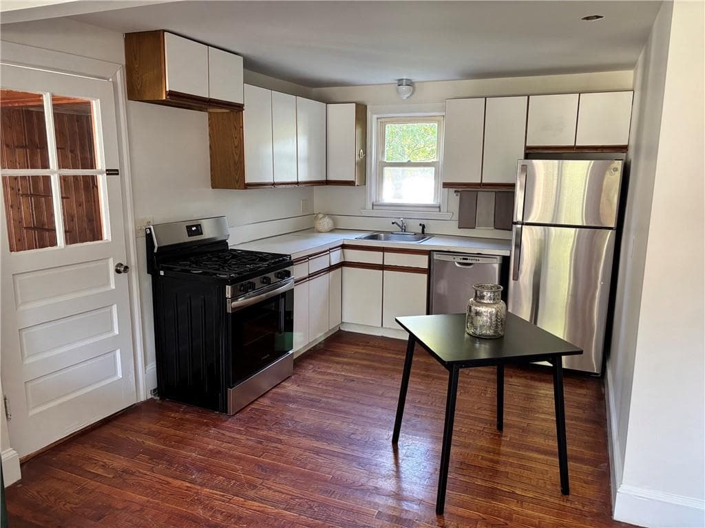 Single Family Residence at 56 Chesterfield Avenue, Warwick, photo 7 of 15