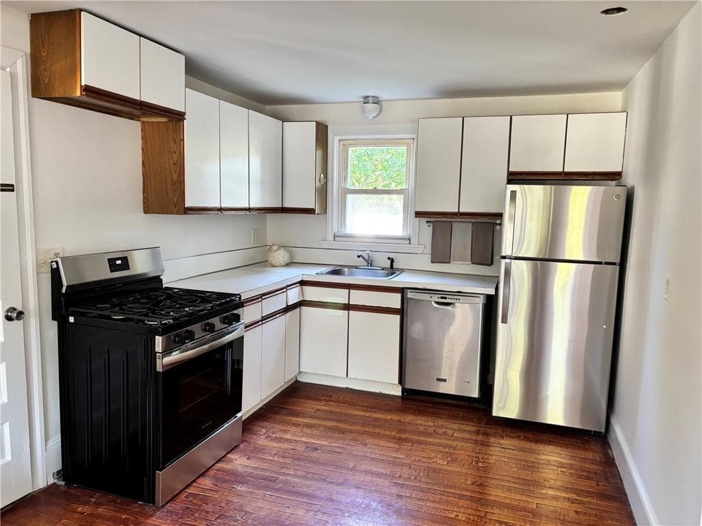 Single Family Residence at 56 Chesterfield Avenue, Warwick, photo 8 of 15