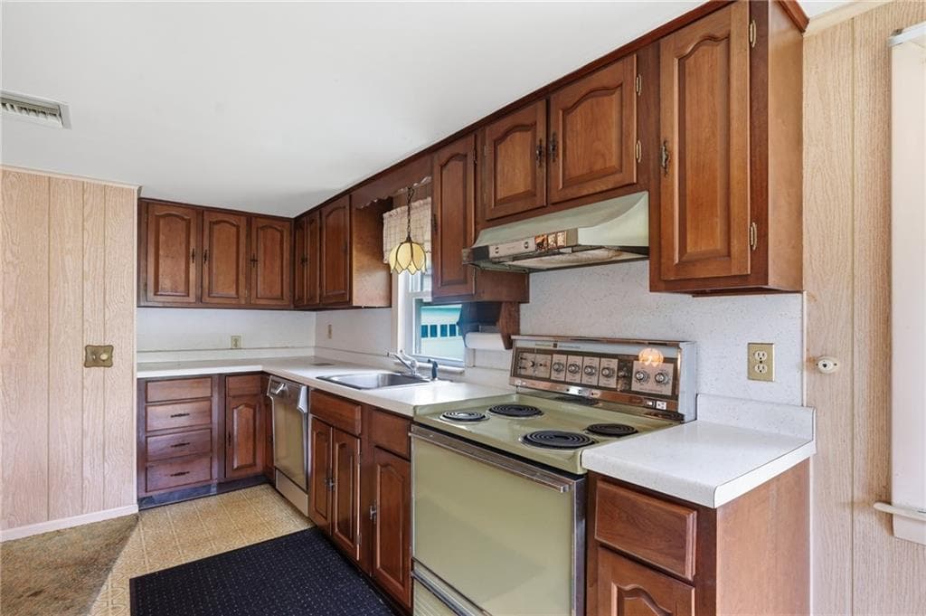 Single Family Residence at 1639 South County Trail, East Greenwich, photo 13 of 47