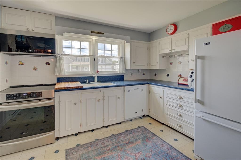 Single Family Residence at 343 Turner Road, Middletown, photo 2 of 38