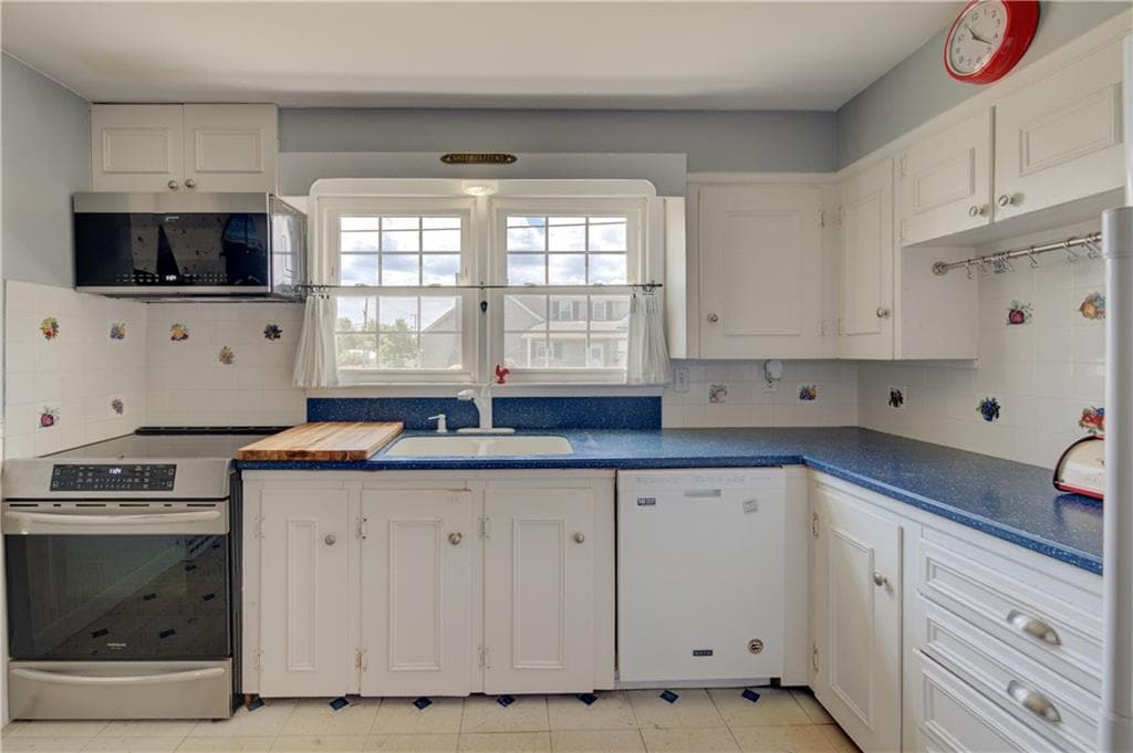 Single Family Residence at 343 Turner Road, Middletown, photo 3 of 38