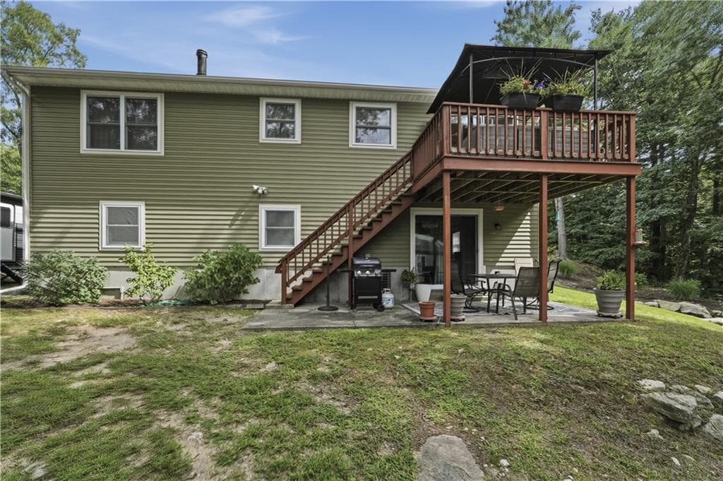Single Family Residence at 32 Mountaindale Road, Smithfield, photo 34 of 39