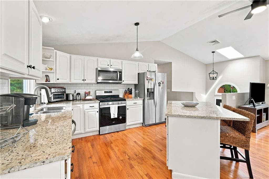 Single Family Residence at 32 Mountaindale Road, Smithfield, photo 4 of 39