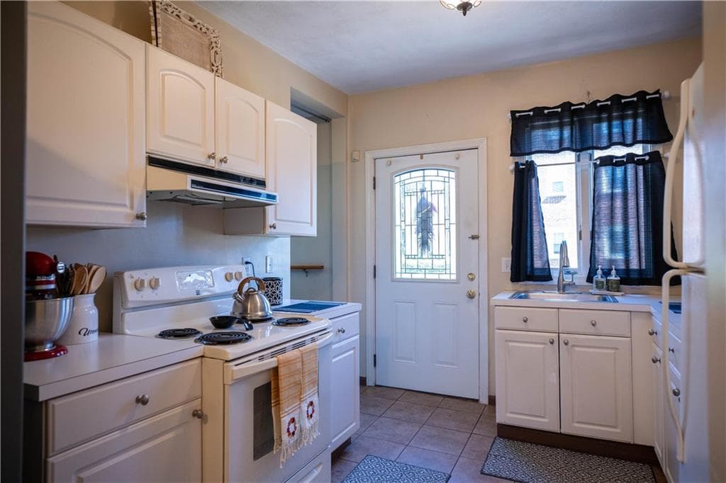 Single Family Residence at 21 Madison Street, Warwick, photo 2 of 27
