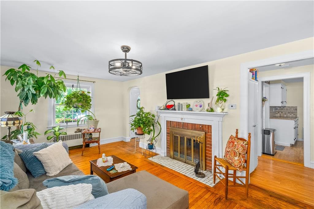 Single Family Residence at 30 Beacon Circle, Cranston, photo 11 of 49