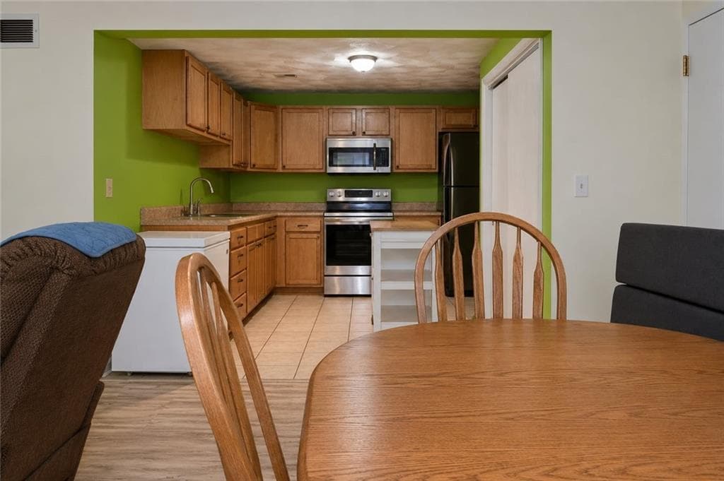 Condominium at West Warwick, photo 7 of 30