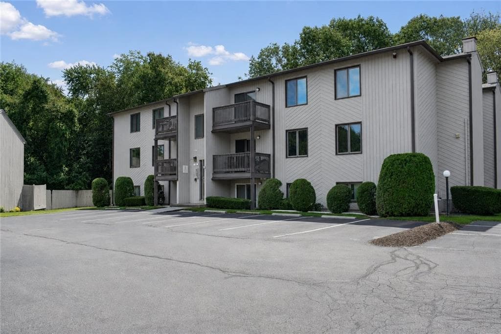 Condominium at West Warwick, photo 3 of 30