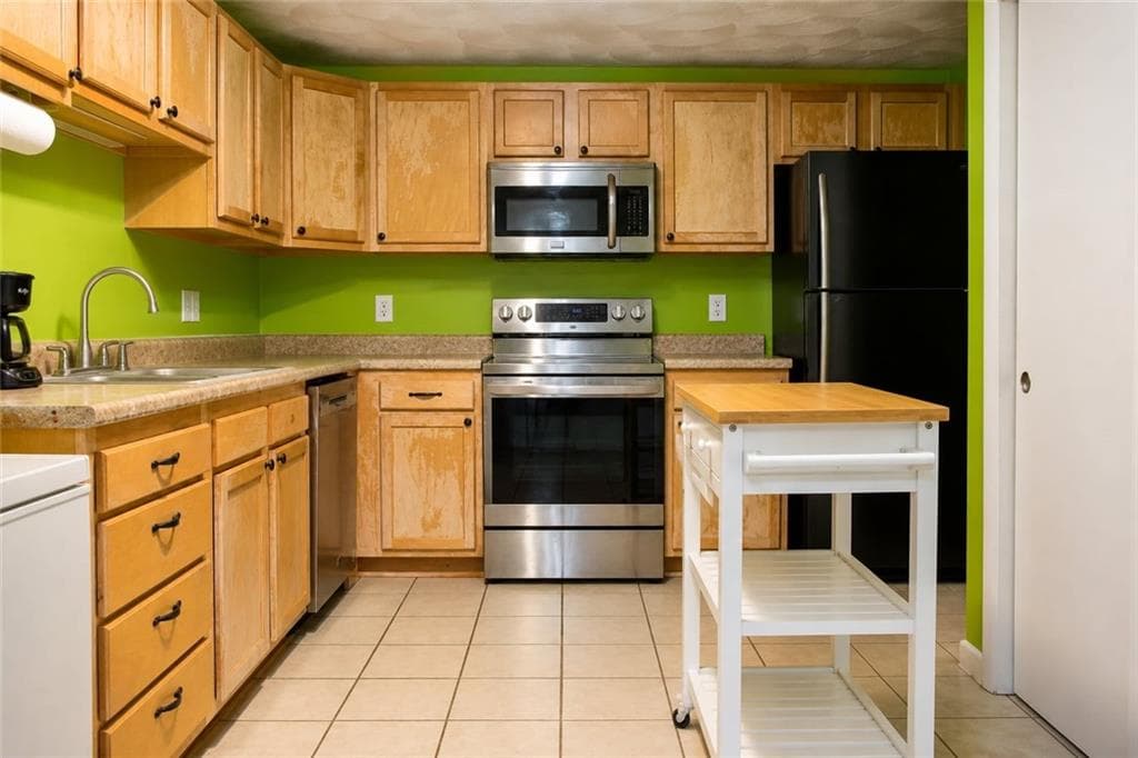 Condominium at West Warwick, photo 8 of 30