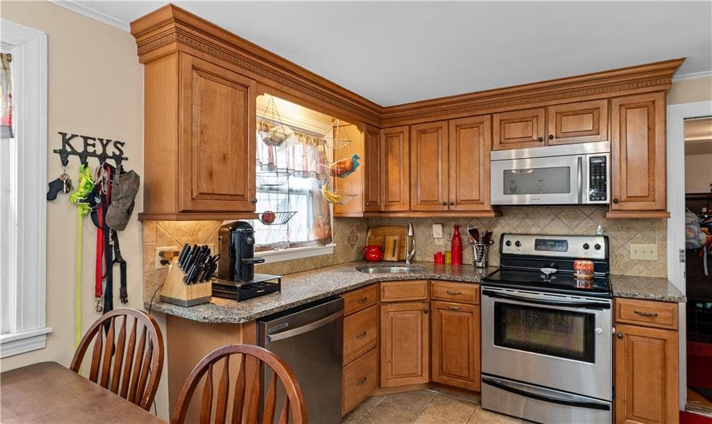 Single Family Residence at 27 Merry Mount Drive, Warwick, photo 12 of 31