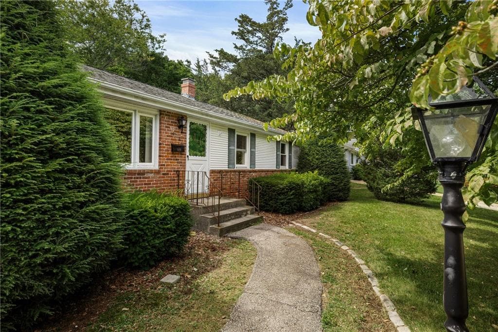 Single Family Residence at 108 Longfellow Drive, Warwick, photo 2 of 40