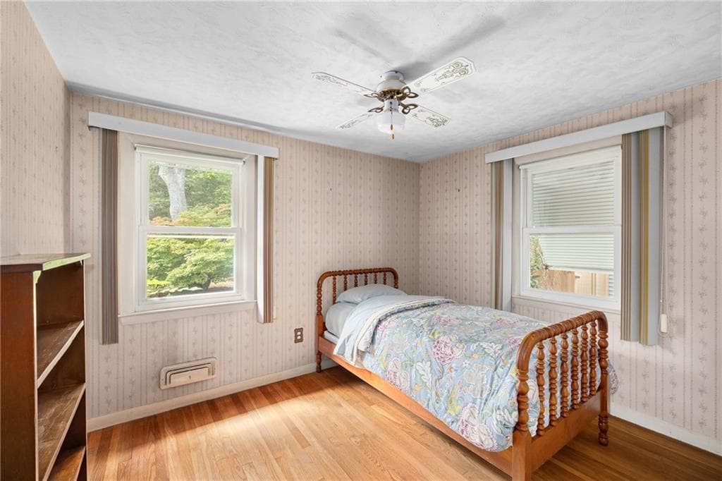 Single Family Residence at 108 Longfellow Drive, Warwick, photo 22 of 40